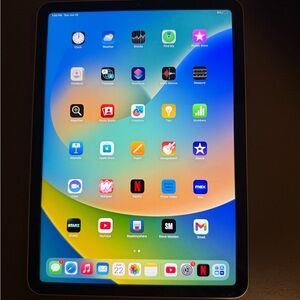 Apple iPad Air (5th generation) iPadOS 16.6 (64GB)